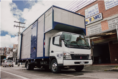 Camión de mudanzas de BYMAC transportando muebles en Bogotá y a nivel nacional